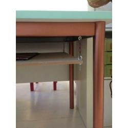 stevige tafel / bureau met opbergvak