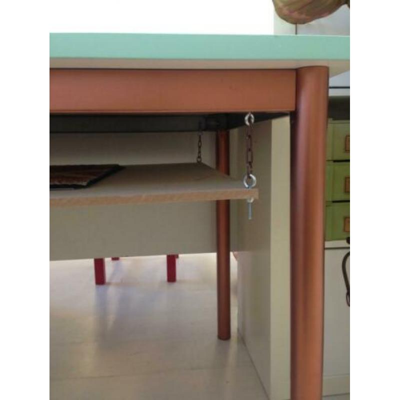stevige tafel / bureau met opbergvak