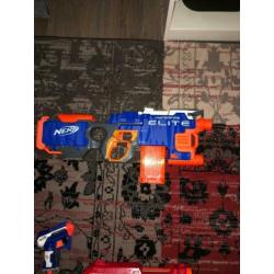 7 Nerf geweren waarvan 1 automaat + accessoires in 1 koop