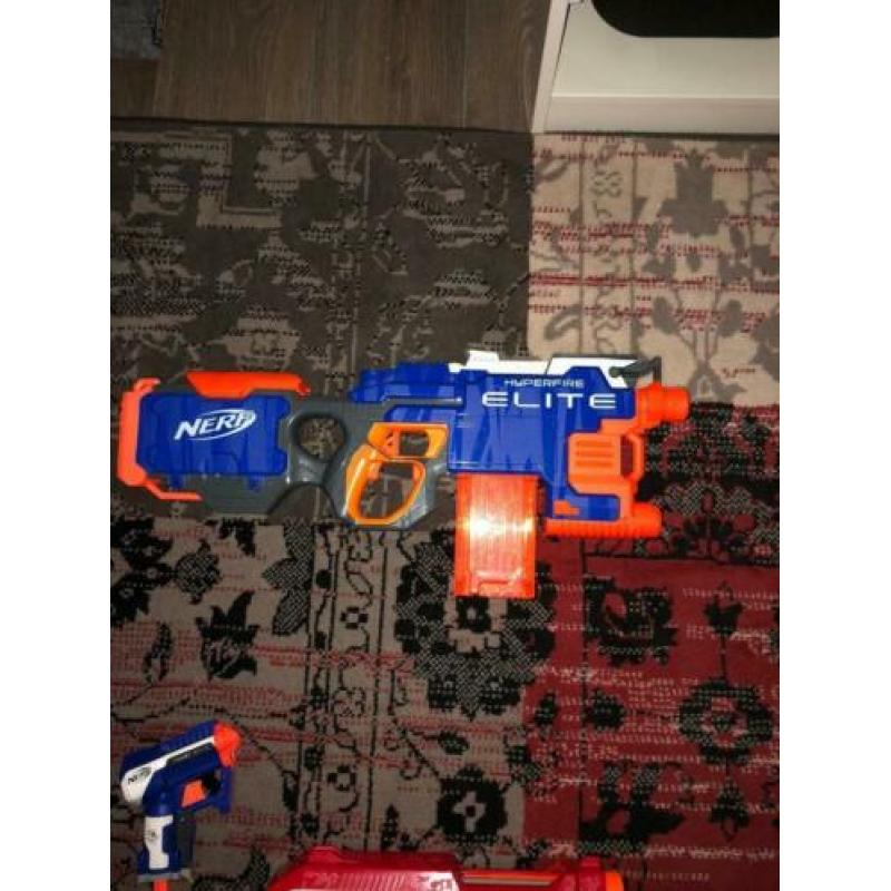 7 Nerf geweren waarvan 1 automaat + accessoires in 1 koop