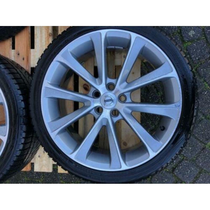 Volvo 19 inch Damara velgen met Nokian winterbanden