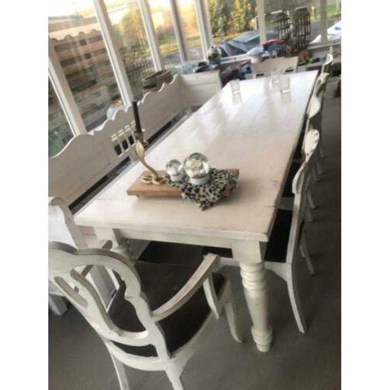 6 Leuke witte houten stoelen en grote eettafel
