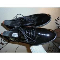 s26) zwart lak leer veter schoenen mitica mt 42 als nieuw~!