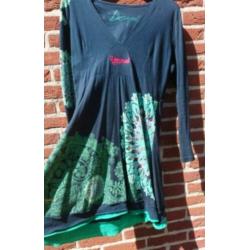 Desigual zwarte jurk met pauwenverenpatroon. Merk Kraaltjes