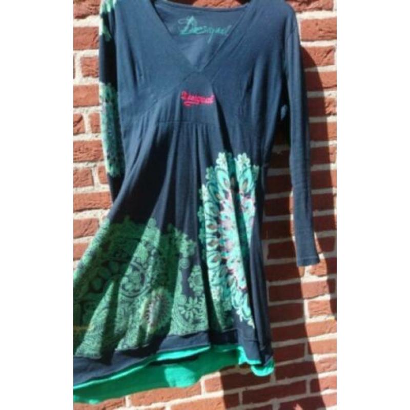 Desigual zwarte jurk met pauwenverenpatroon. Merk Kraaltjes