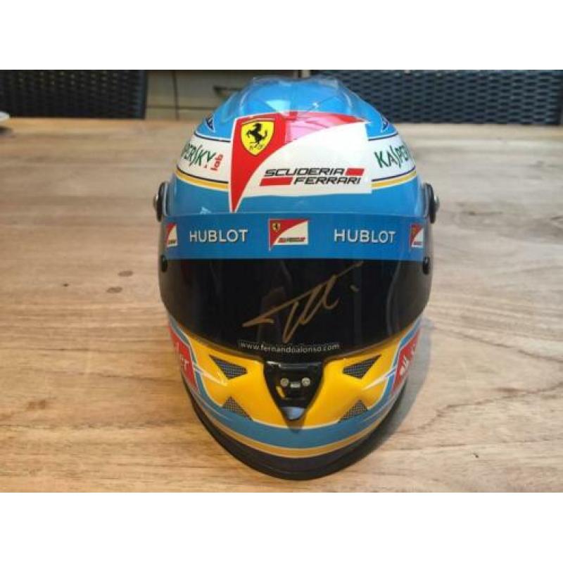 1/2 helm F. Alonso 2013 gesigneerd