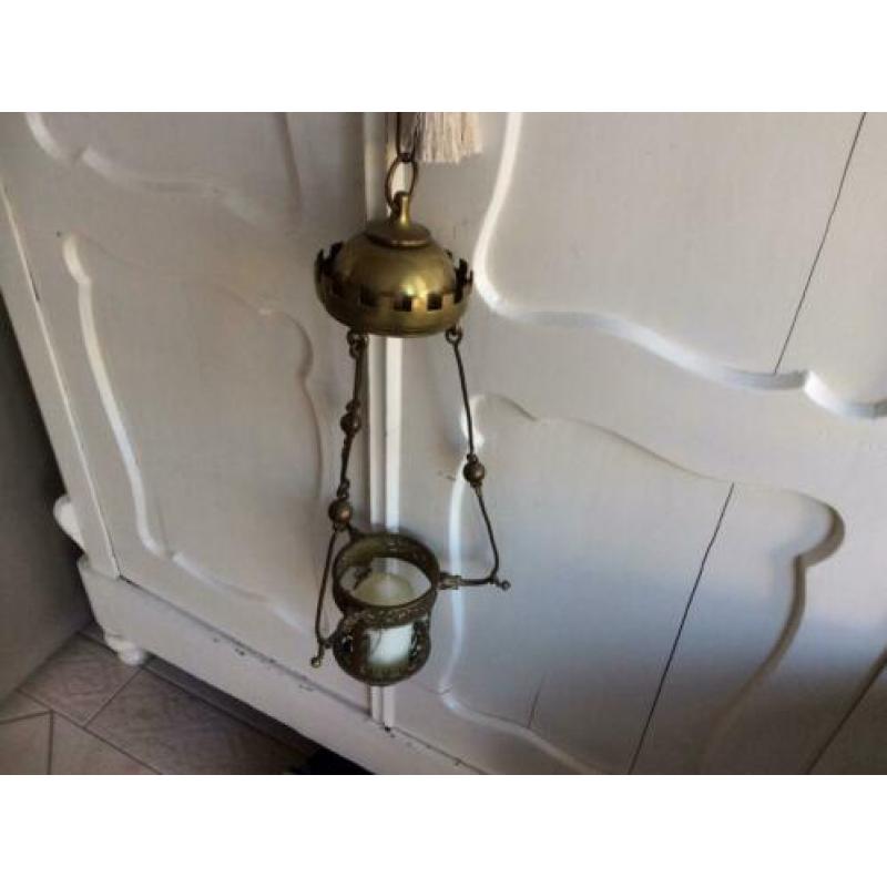 Oude mooie Godslamp, met Lourdes kaars