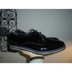 s26) zwart lak leer veter schoenen mitica mt 42 als nieuw~!