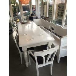 6 Leuke witte houten stoelen en grote eettafel