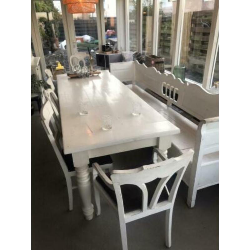 6 Leuke witte houten stoelen en grote eettafel