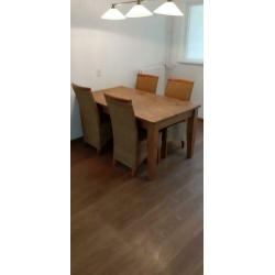 Vier houten stoelen (zonder tafel)