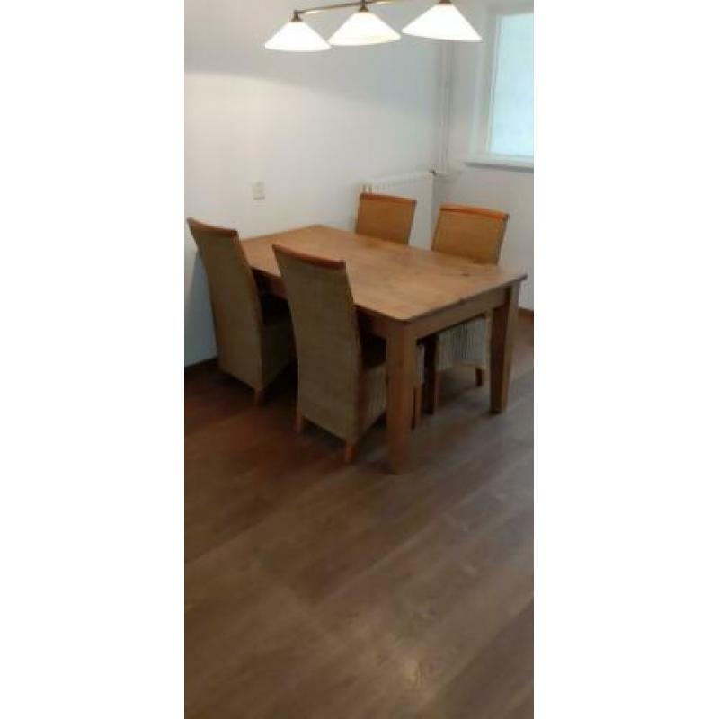 Vier houten stoelen (zonder tafel)