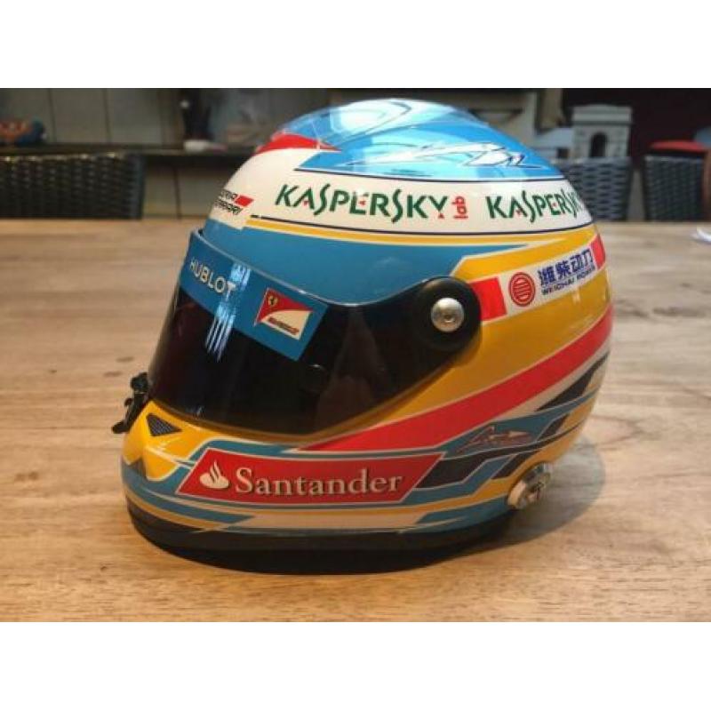 1/2 helm F. Alonso 2013 gesigneerd