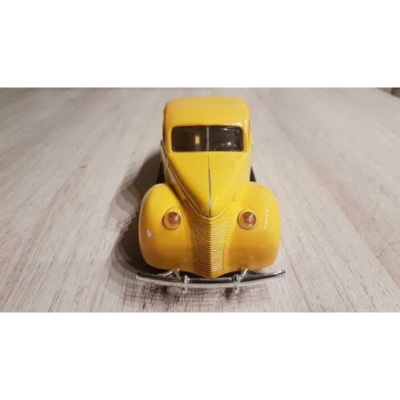 Ford Deluxe model auto, 1940 1:24