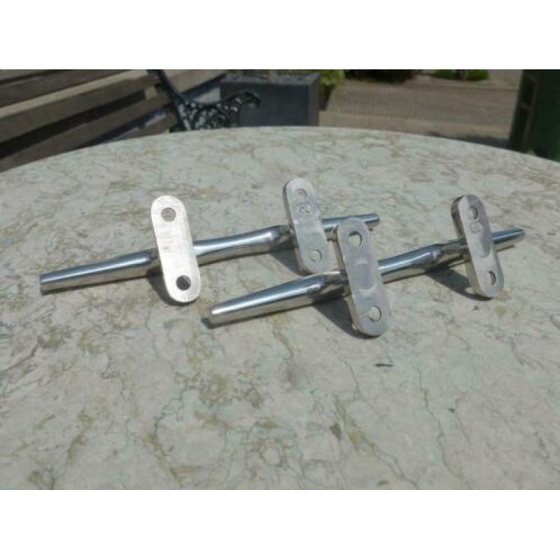 Beschrijving Kikkers twee stuks hoornlengte 20 cm.