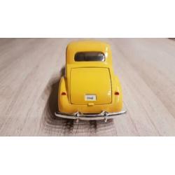 Ford Deluxe model auto, 1940 1:24