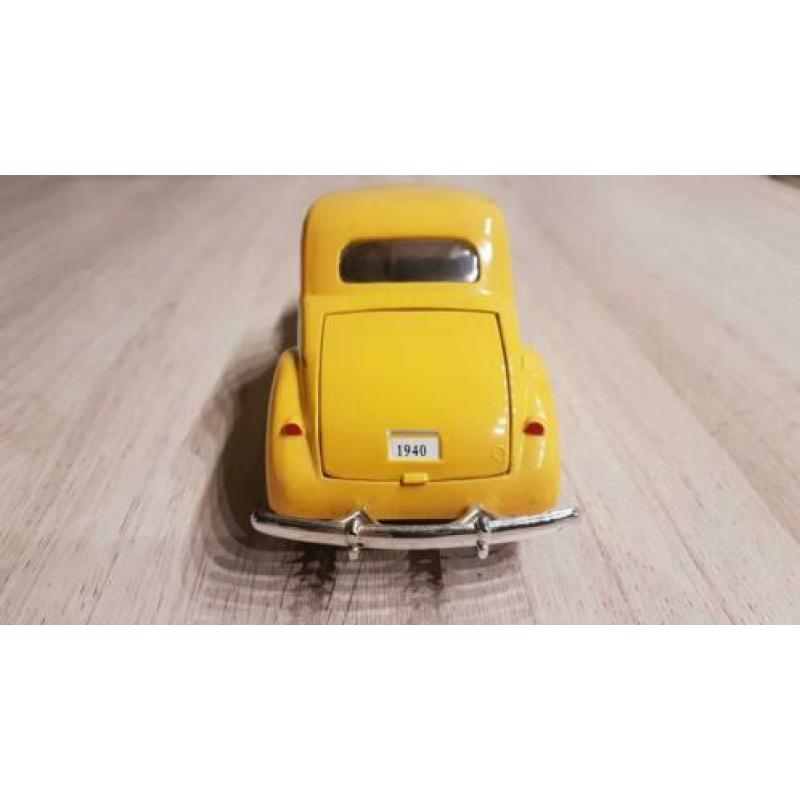 Ford Deluxe model auto, 1940 1:24