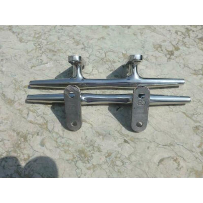 Beschrijving Kikkers twee stuks hoornlengte 20 cm.