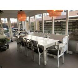 6 Leuke witte houten stoelen en grote eettafel