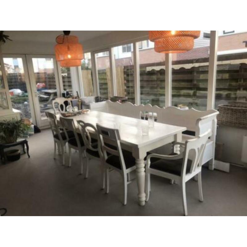 6 Leuke witte houten stoelen en grote eettafel
