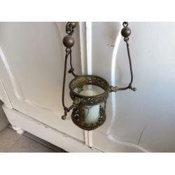 Oude mooie Godslamp, met Lourdes kaars