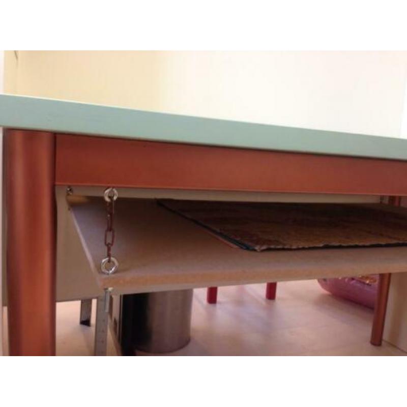 stevige tafel / bureau met opbergvak