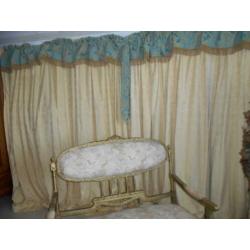 Oude Franse boord met Laura Ashley gordijnen GERESERVEERD