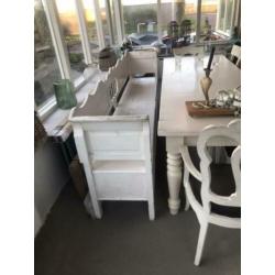 6 Leuke witte houten stoelen en grote eettafel