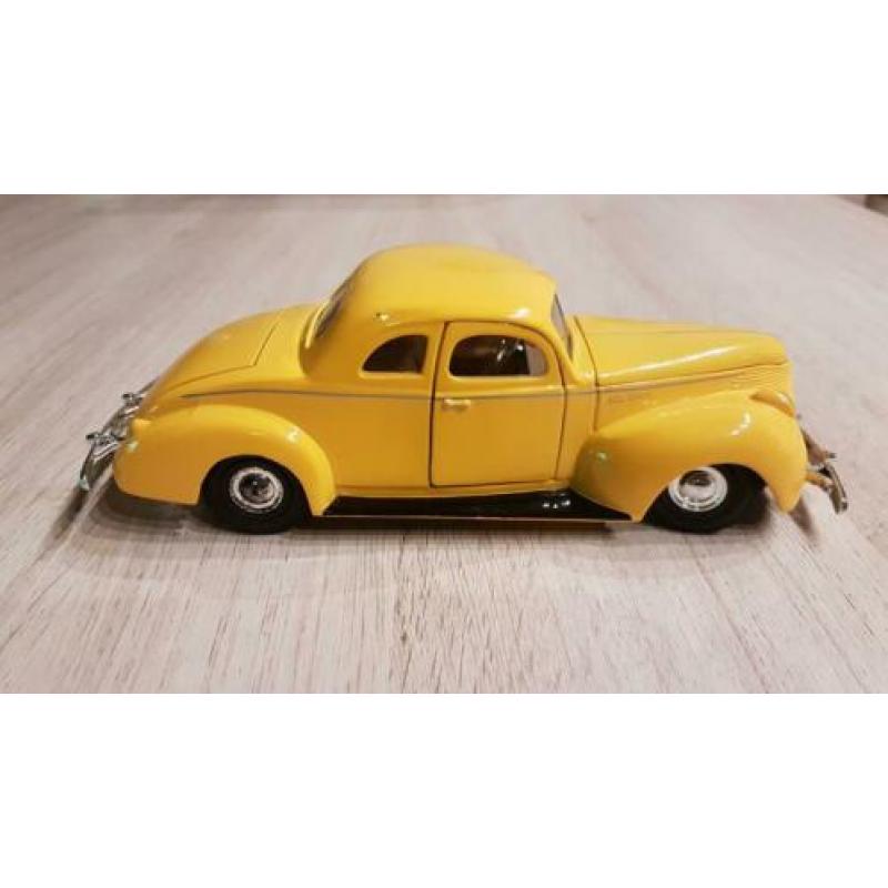 Ford Deluxe model auto, 1940 1:24
