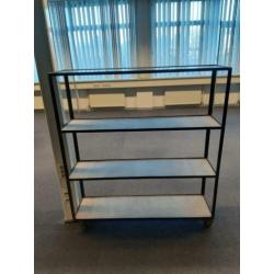Industriele metalen rekken / trolley's / karren met hout.