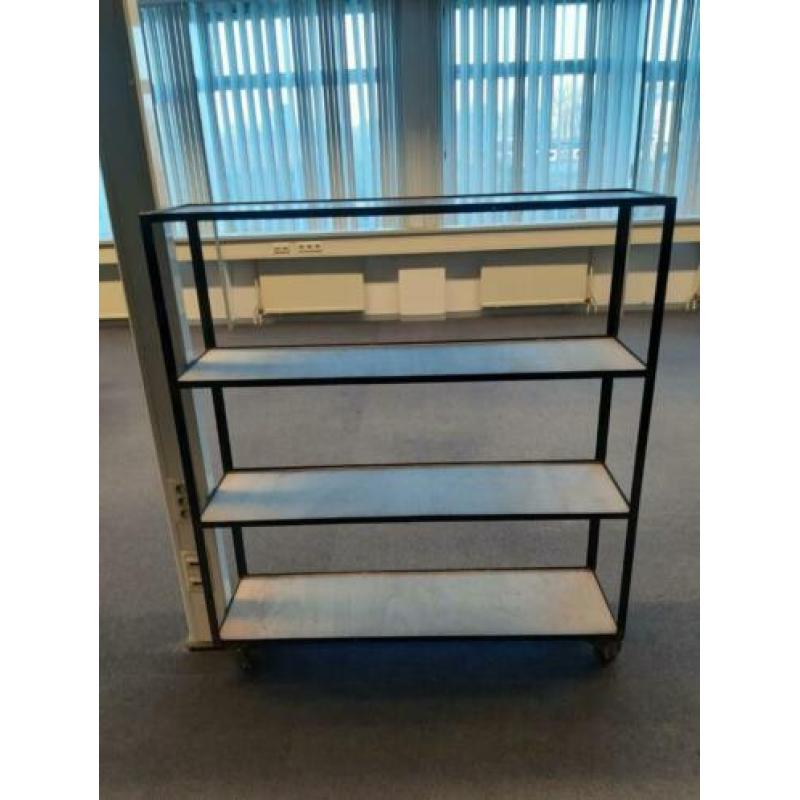 Industriele metalen rekken / trolley's / karren met hout.
