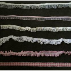 Elastisch band lint roezellint elastiek roezel roze wit kant