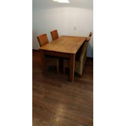 Vier houten stoelen (zonder tafel)