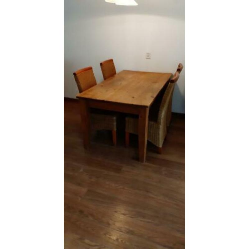 Vier houten stoelen (zonder tafel)