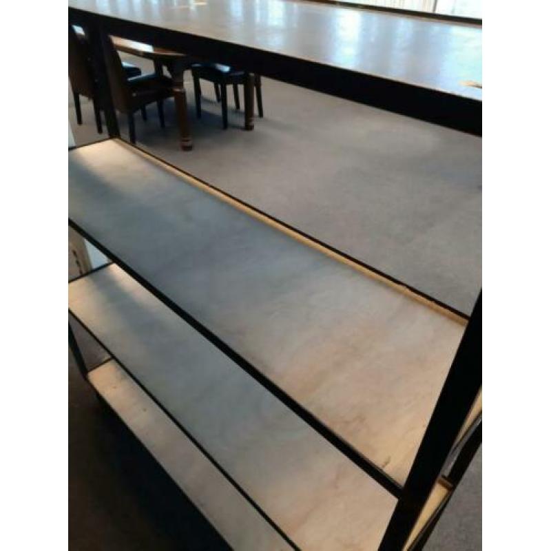 Industriele metalen rekken / trolley's / karren met hout.