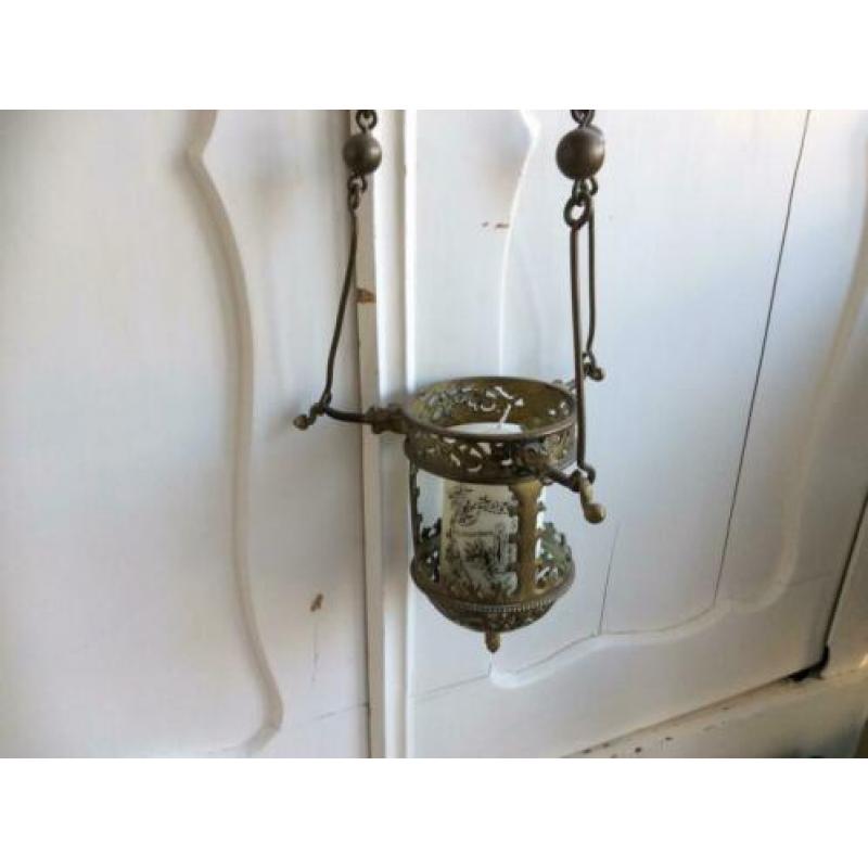 Oude mooie Godslamp, met Lourdes kaars