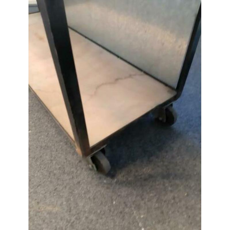 Industriele metalen rekken / trolley's / karren met hout.