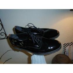 s26) zwart lak leer veter schoenen mitica mt 42 als nieuw~!
