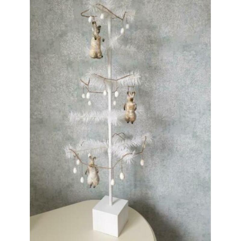 Replica feathertree met wattenpopjes paashaasjes brocante