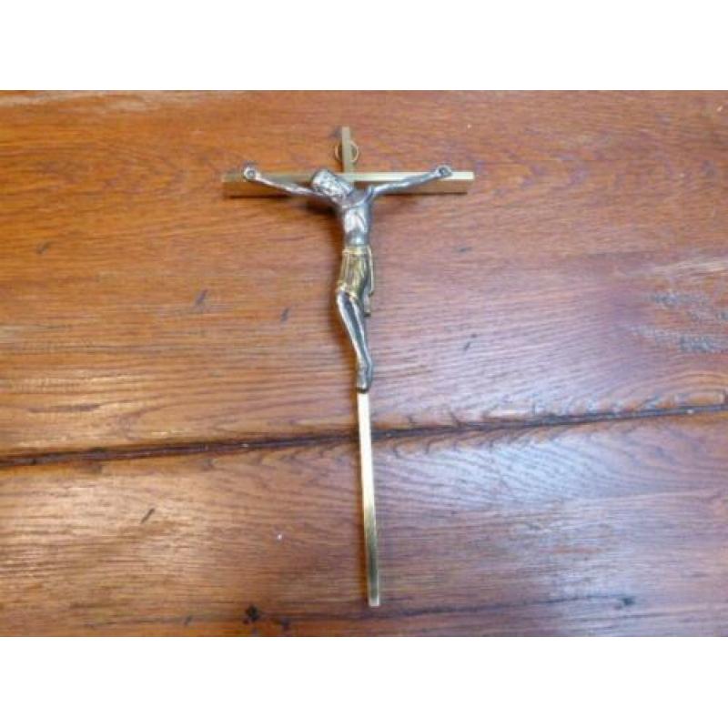 Verfijnd vormgegeven kruis, koper en zilverkleurig metaal
