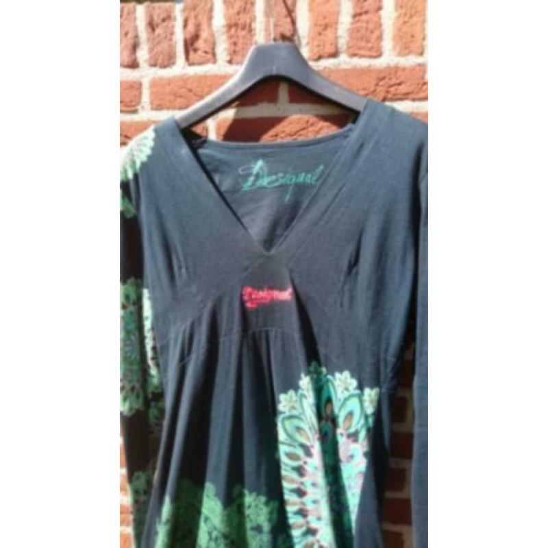 Desigual zwarte jurk met pauwenverenpatroon. Merk Kraaltjes