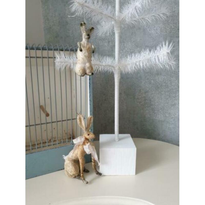 Replica feathertree met wattenpopjes paashaasjes brocante