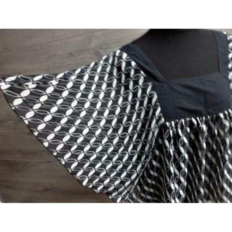 Zwart Wit ovaaltje blouse maat 38 met vlinder mouwen