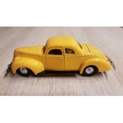 Ford Deluxe model auto, 1940 1:24