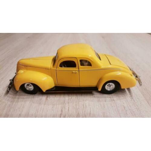 Ford Deluxe model auto, 1940 1:24