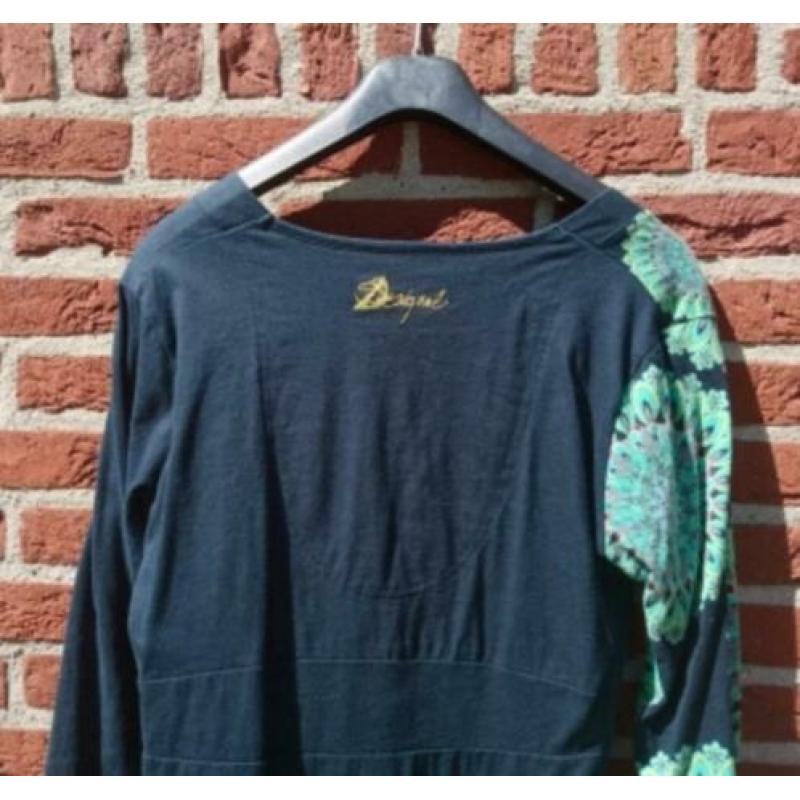 Desigual zwarte jurk met pauwenverenpatroon. Merk Kraaltjes
