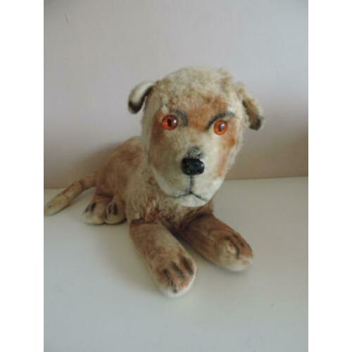 oude met stro gevulde grote hond