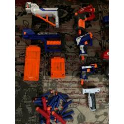 7 Nerf geweren waarvan 1 automaat + accessoires in 1 koop