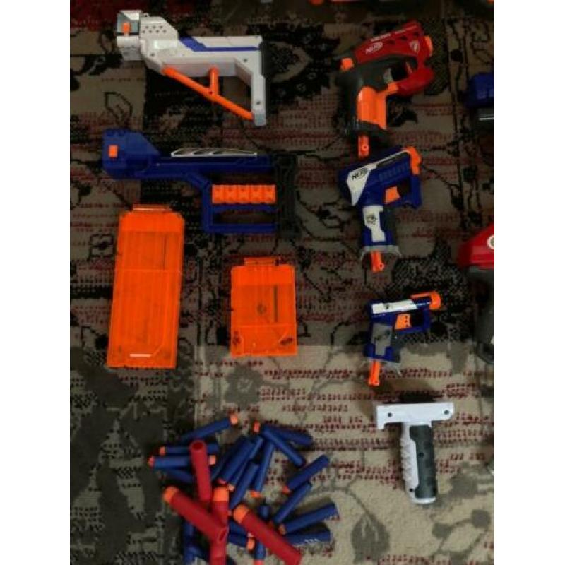 7 Nerf geweren waarvan 1 automaat + accessoires in 1 koop