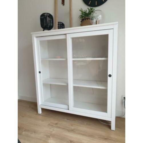 Witte HEMNES vitrine kast met schuifdeuren en verlichting